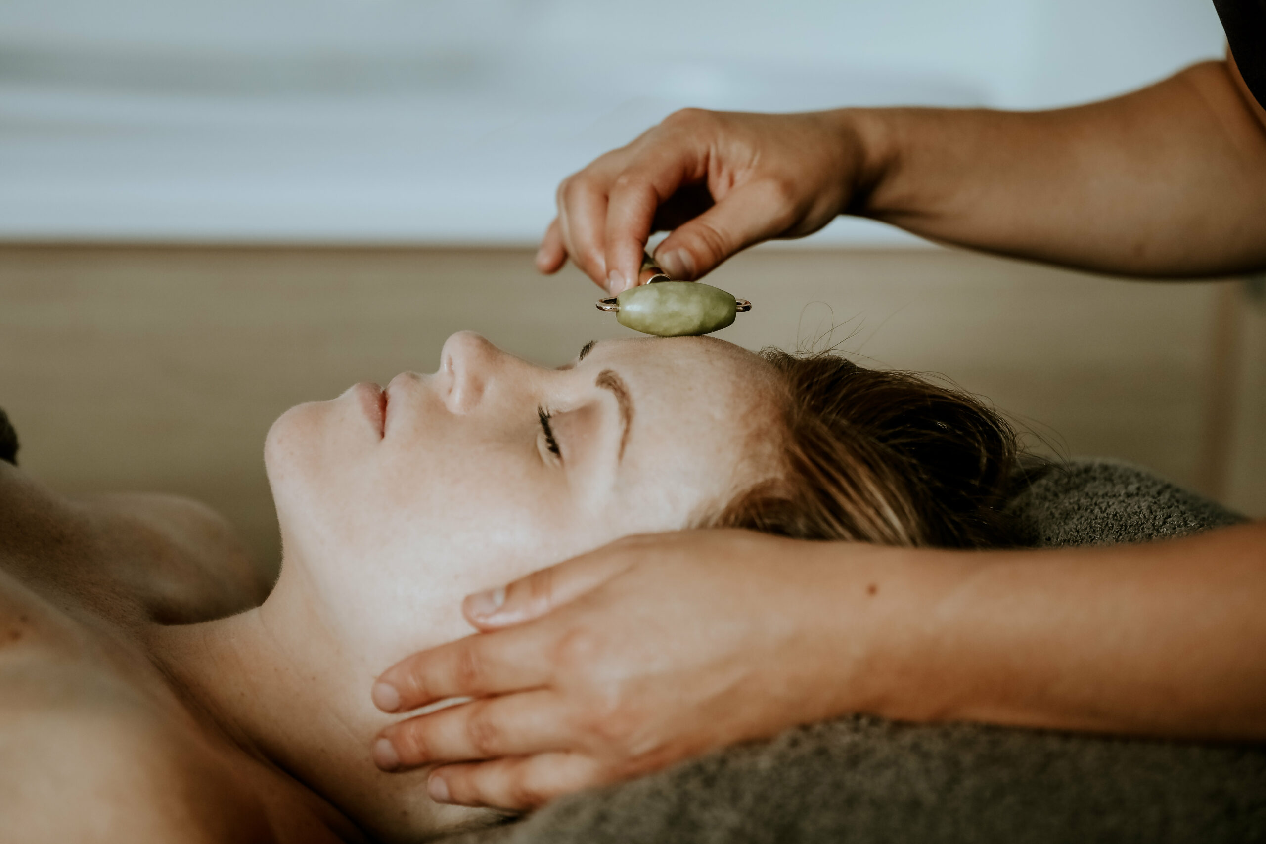 Massage Kobido avec pierre de jade